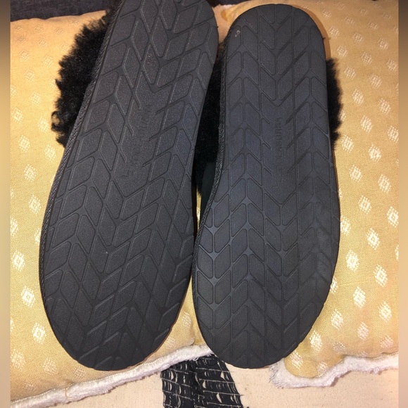 NWOT UGG black fluffy slippers koolaburra - Picture 6 of 7